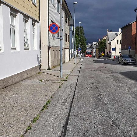Near Brosundet, Newly Refurnished, Free Street Parking Apartment Alesund Bagian luar foto