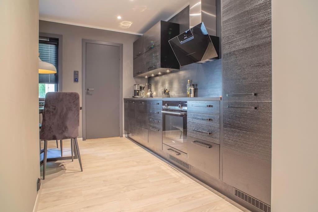 Near Brosundet, Newly Refurnished, Free Street Parking Apartment Alesund Bagian luar foto