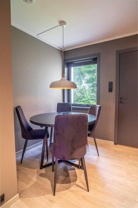 Near Brosundet, Newly Refurnished, Free Street Parking Apartment Alesund Bagian luar foto
