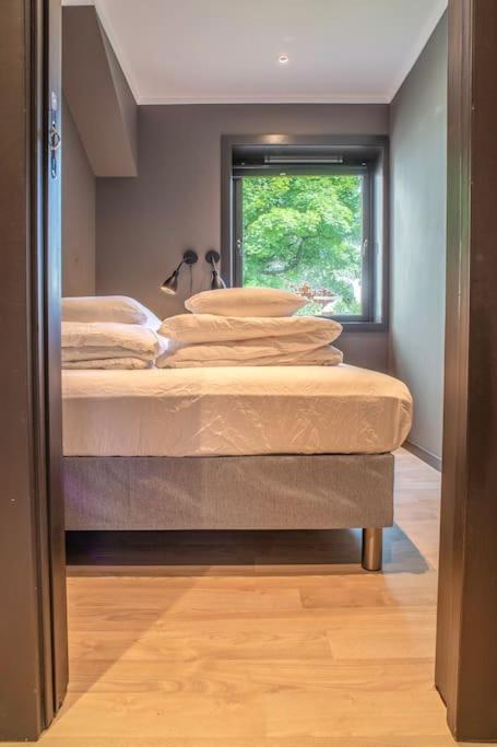 Near Brosundet, Newly Refurnished, Free Street Parking Apartment Alesund Bagian luar foto