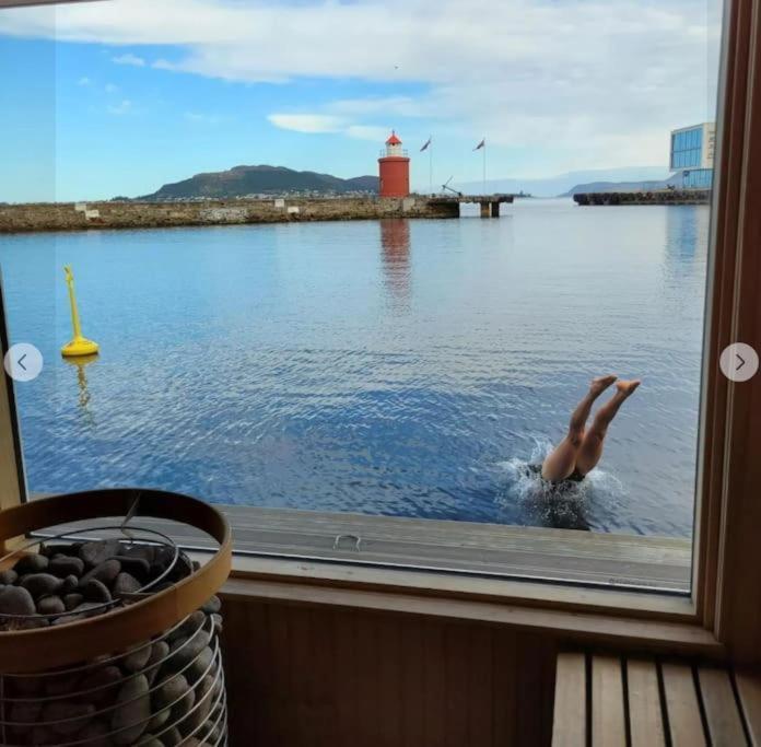 Near Brosundet, Newly Refurnished, Free Street Parking Apartment Alesund Bagian luar foto