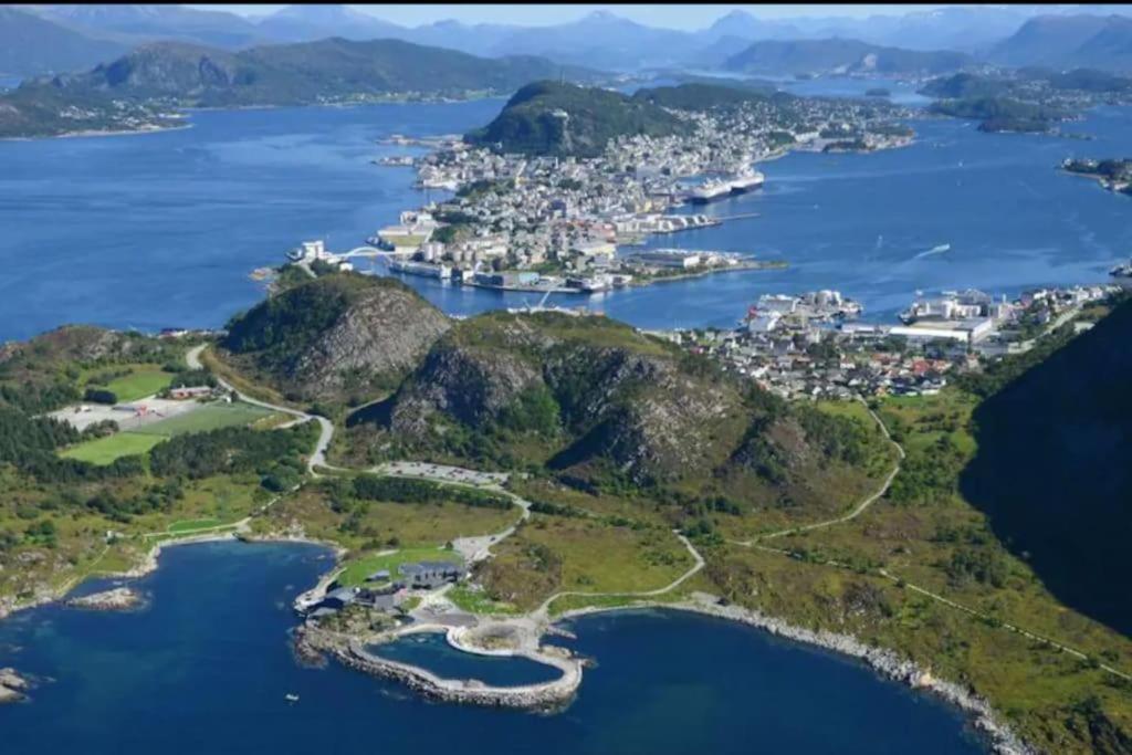 Near Brosundet, Newly Refurnished, Free Street Parking Apartment Alesund Bagian luar foto