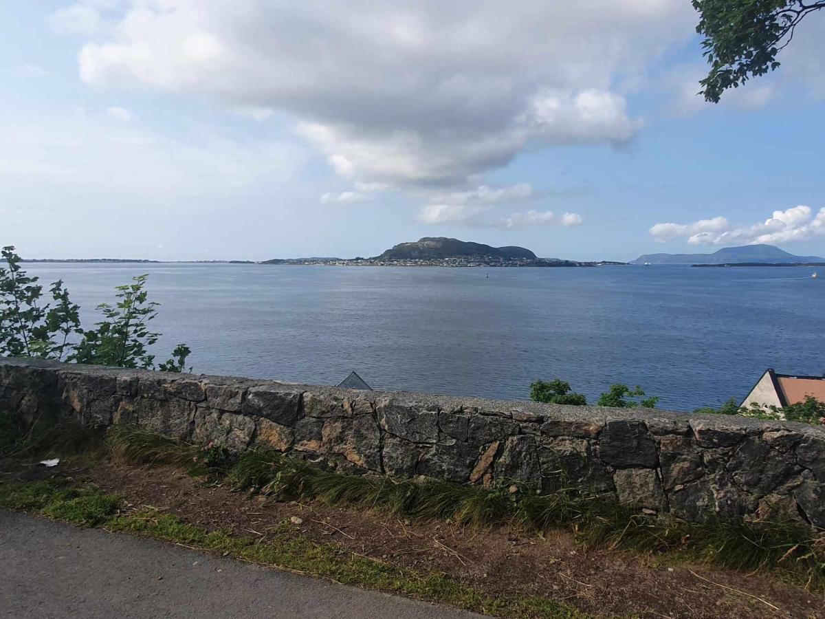 Near Brosundet, Newly Refurnished, Free Street Parking Apartment Alesund Bagian luar foto